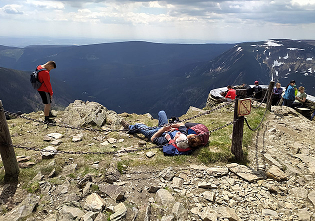 Turisté nedbají zákazu a na Snce se pohybují v místech, kam se nesmí.