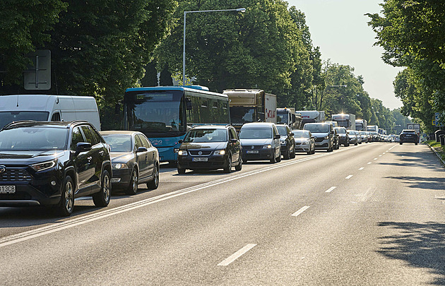 Dopravní situace na píjezdu do Zlína (erven 2021).