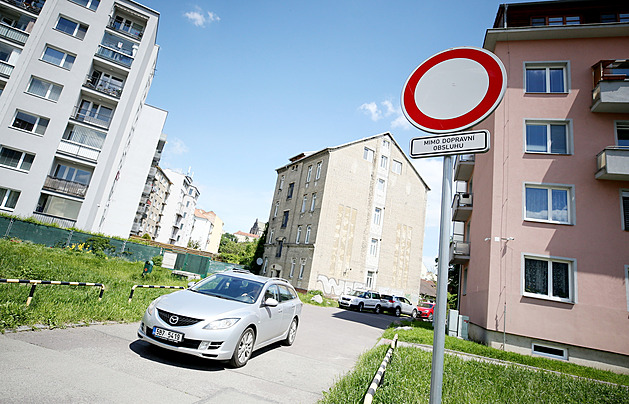 I ve vnitrobloku na Nových sadech v Brn parkují vedle rezident i ti, kteí se...