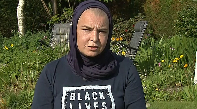 Koroner po měsících prozradil příčinu smrti zpěvačky Sinéad O’Connorové