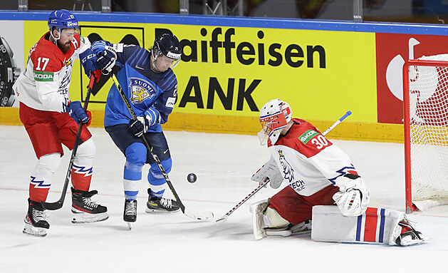 Jere Innala za pár okamžiků vstřelí vedoucí gól Finska ve čtvrtfinále MS 2021...