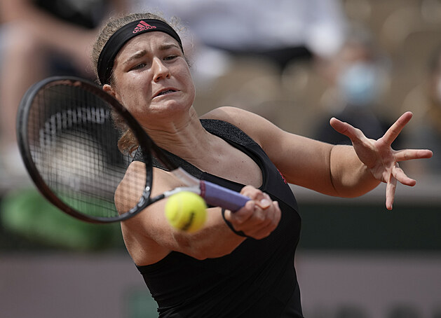 Karolna Muchov se sousted na forhend ve tetm kole Roland Garros.