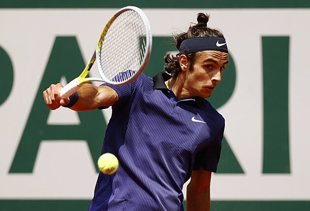 Ital Lorenzo Musetti hraje bekhend v osmifinle Roland Garros.