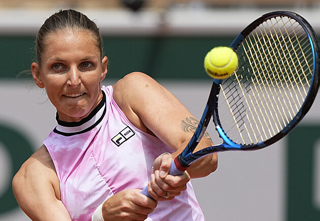 Karolna Plkov bhem druhho kola Roland Garros.