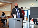 Oliver Kirchner, kandidát AfD ve volební místnosti. (6. ervna 2021)