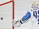 Finský gólman Jussi Olkinuora inkasuje rychlý gól v zápase s Kanadou.