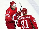 Ruský hokejista Nikita Nsterov se raduje s Vladimírem Tarasenkem z pátého gólu...
