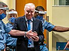 Bývalý vojenský vdce bosenských Srb Ratko Mladi sedí v soudní síni ped...