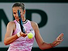 Karolína Plíková hraje forhend v prvním kole Roland Garros.