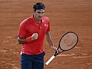výcar Roger Federer se povzbuzuje ve tetím kole Roland Garros.