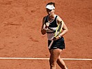 Barbora Krejíková se povzbuzuje v osmifinále Roland Garros.