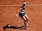 Barbora Krejíková hraje bekhend v osmifinále Roland Garros.