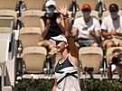 Barbora Krejíková slaví postup do tvrtfinále Roland Garros.
