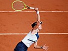 Barbora Krejíková podává v osmifinále Roland Garros.