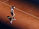 Barbora Krejíková hraje forhend v osmifinále Roland Garros.