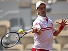 Srb Novak Djokovi hraje forhend v osmifinále Roland Garros.
