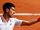 Srb Novak Djokovi podává v osmifinále Roland Garros.