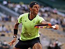 panl Rafael Nadal se natahuje po míi v osmifinále Roland Garros.