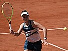 Barbora Krejíková se napahuje k forhendu ve tvrtfinále Roland Garros.