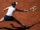 Barbora Krejíková se natahuje po míi ve tvrtfinále Roland Garros.
