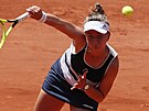 Barbora Krejíková podává ve tvrtfinále Roland Garros.