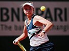 Barbora Krejíková se vytáí na forhend ve tvrtfinále Roland Garros.