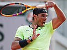 panl Rafael Nadal se opírá do forhendu ve tvrtfinále Roland Garros.
