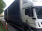 Hust obydlen Pouchov v Hradci Krlov zuuje kamionov doprava