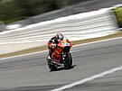Remy Gardner projídí cílovou arou Velké ceny Katalánska v kategorii Moto2...