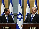 erstv zvolený izraelský prezident Jicchak Herzog (vlevo) s premiérem...