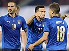 Italský záloník Nicola Barella pijímá gratulace ke gólu proti esku od...