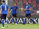 Italský útoník Domenico Berardi (vpravo) dkuje Ciro Immobilemu za gólovou...