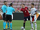 eský kapitán Vladimír Darida a jeho albánský protjek Abrashi se ped zápasem...
