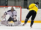 Jeden z litvínovských hokejist stílí pi tréninku na brankáe z devotísky.