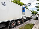 Kamionov doprava komplikuje ivot lidem z hust obydlenho Pouchova v Hradci...