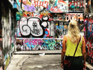 Dánská novináka Louise Fischerová uprosted graffiti v australském Melbourne.