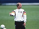 Trenér Berti Vogts dovedl Nmecko v úvodním duelu na Euru 1996 k výhe nad...
