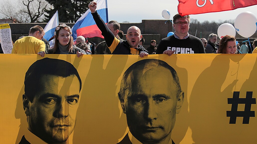 Andrei Pivovarov, len opoziní skupiny Otevené Rusko, stojí za transparentem...