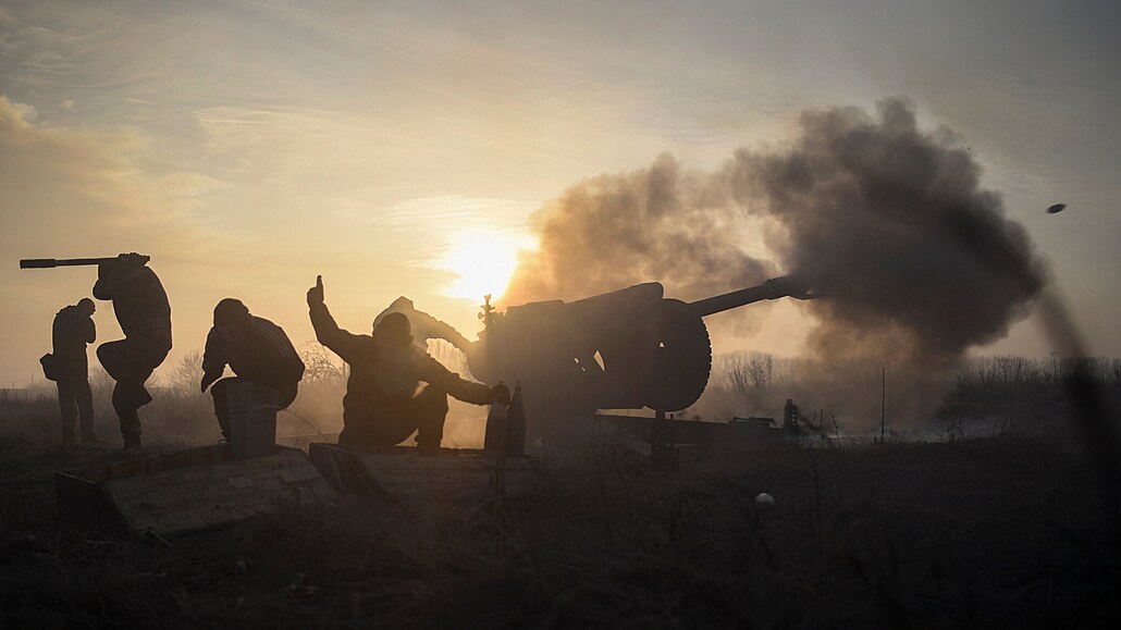 Nekonená válka. Ukrajinci ostelují pozice povstalc v roce 2018. Válka tam...