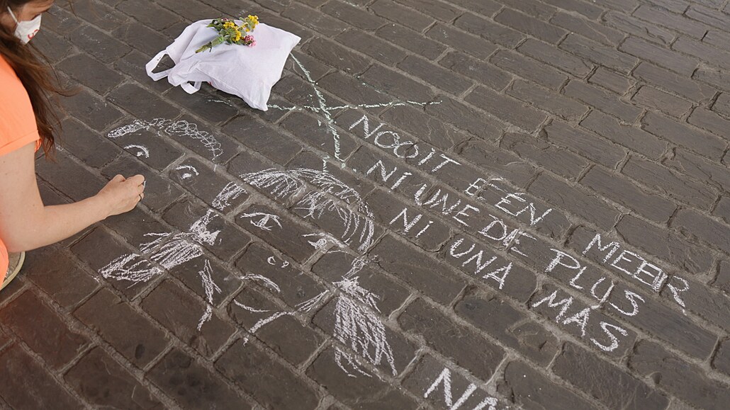 V belgickém Gentu uctili památku dívky, která spáchala sebevradu poté, co byla...