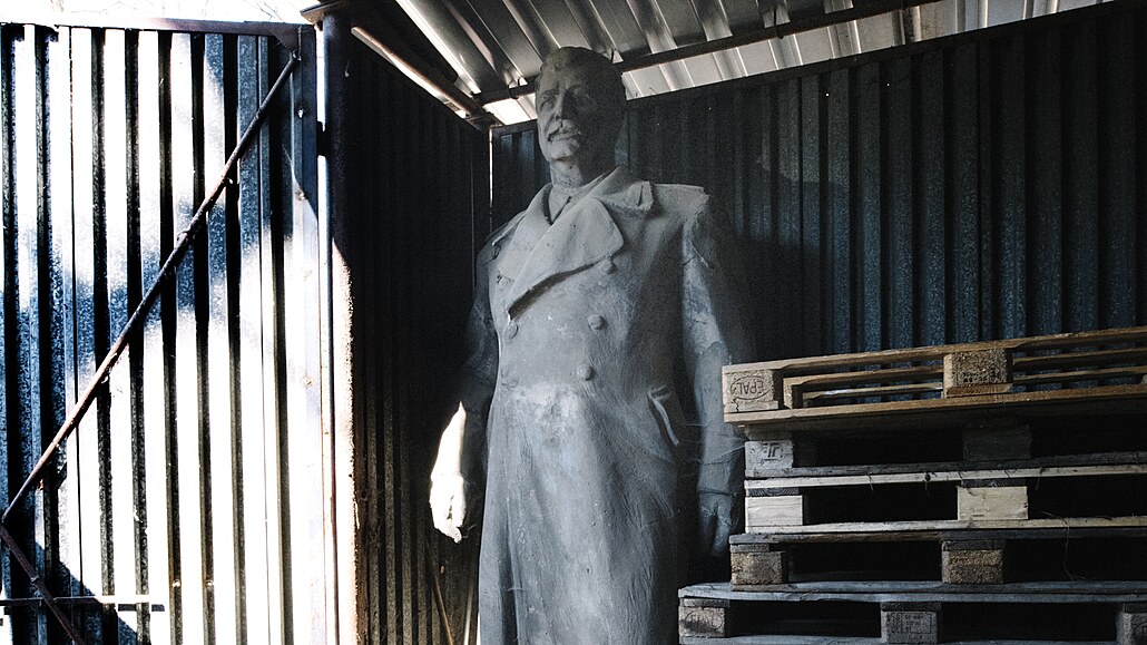 Muzeum Českého krasu získalo do sbírek sochu Stalina. Pískovcový kolos z...
