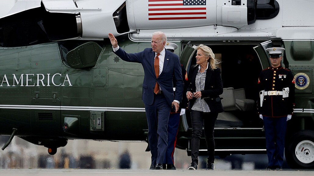 Americký prezident Joe Biden a první dáma Jill Biden kráčí z Marine One na...