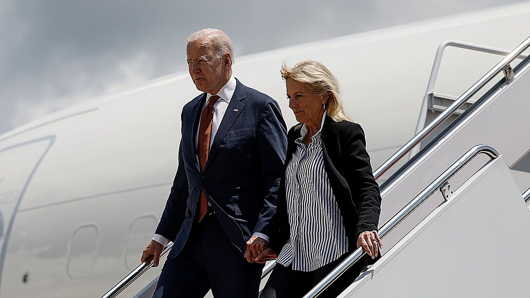 Americký prezident Joe Biden vystupuje z letectva One s první dámou Jill Biden,...