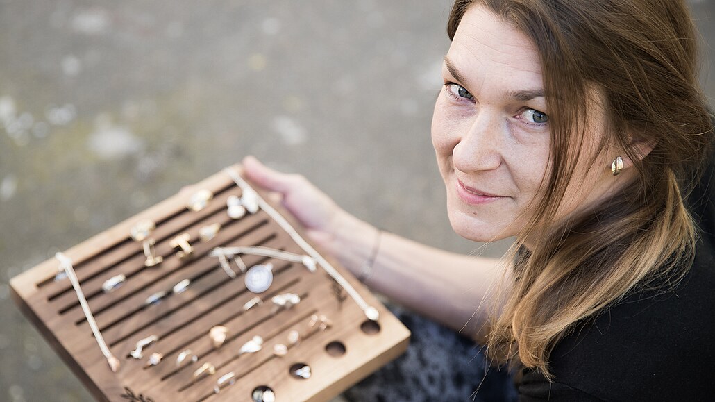 Anna Steinerová vyrábí šperky inspirované kávovými zrnky.