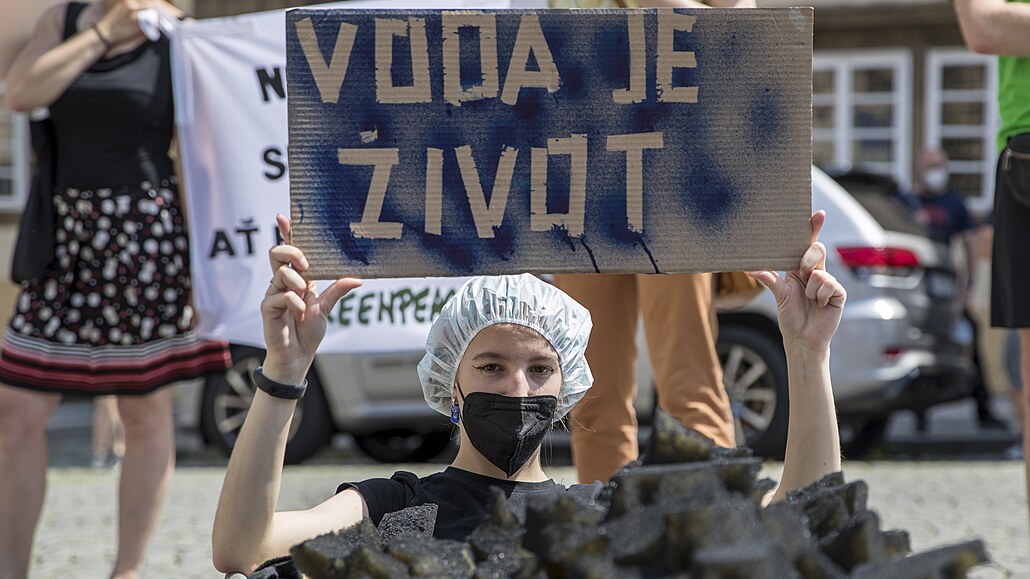 Prahou prošel protestní pochod Greenpeace za ukončení těžby uhlí v polském dole...