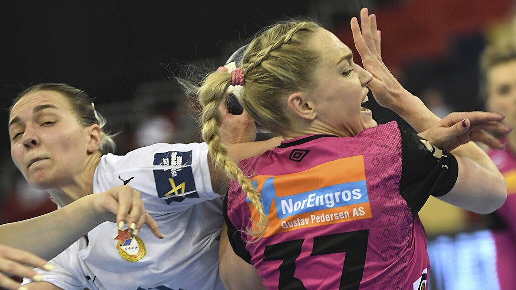 Jana Knedlíková (vpravo) z Vipers Kristiansand úto�í na bránu CSKA Moskva,...
