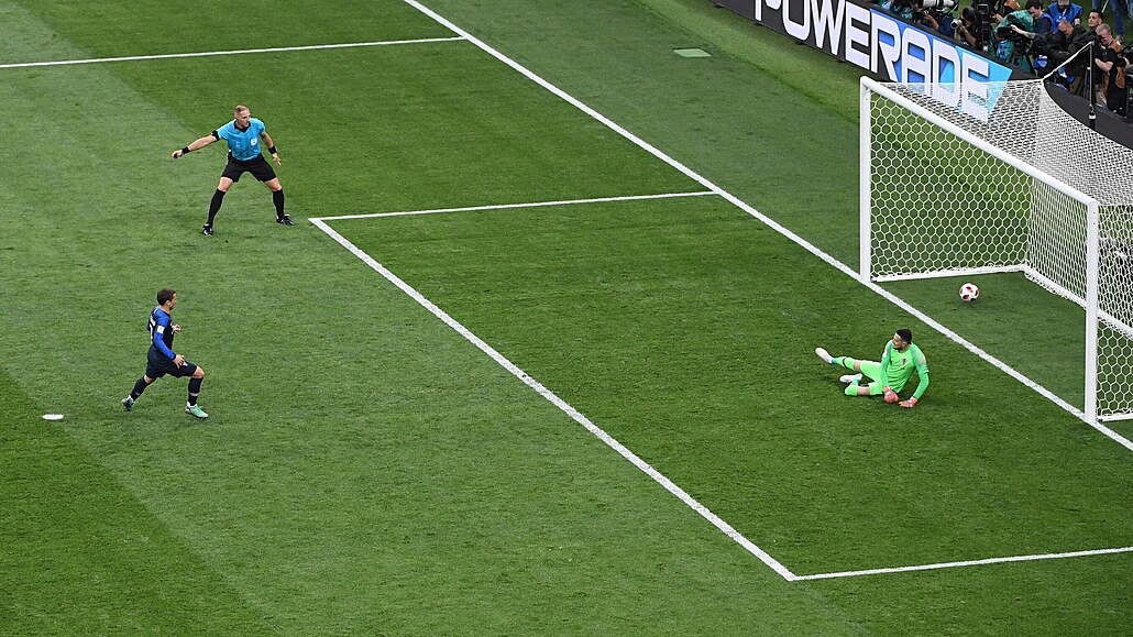 Francouzský útoník Antoine Griezmann pekonává z penalty ve finále MS 2018...