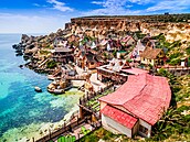 Malta, Il-Mellieha. Pohled na slavnou vesnici Mellieha a záliv za sluneného...