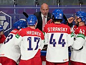 Martin Straka marně apeluje na své svěřence na MS v hokeji 2021 během...