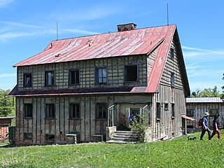 Bývalé vojenské budovy na vrcholu Čerchov na Domažlicku jsou před demolicí...